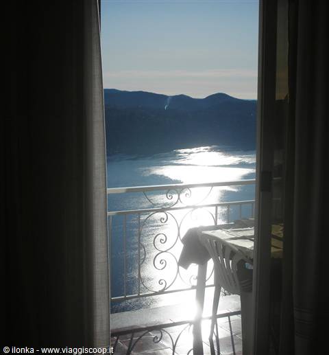 visuale all'alba dalla stanza dell'hotel vista lago