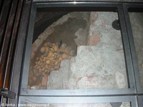 scavi di palazzo madama sotto il pavimento trasparente, veduta