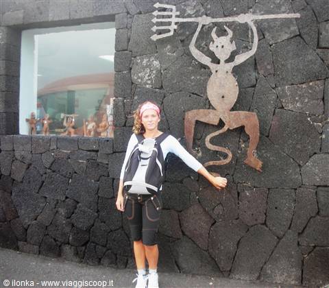 io davanti al simbolo del parco del Timanfaya