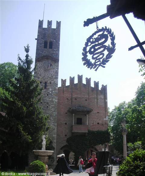 piazzetta della torre dell'orologio