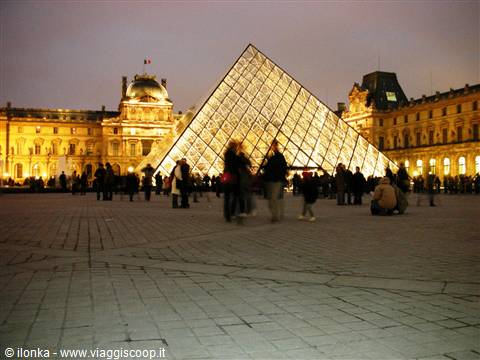 esterno del Louvre di sera