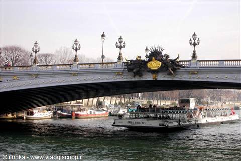 bateaux mouches parigino sulla senna 