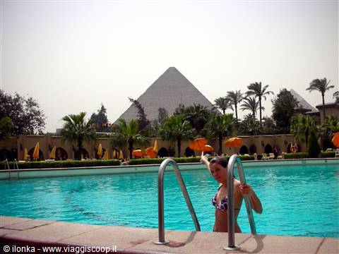 la piscina dell'Oberoi con vista piramide
