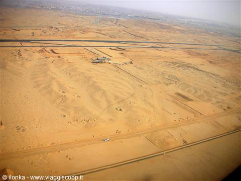 il deserto del cairo presso l'aeroporto, dall'alto