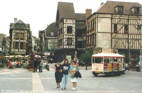 Troyes, Rue Champeaux situata al centro della città vecchia con case a graticcio del 1500-1600