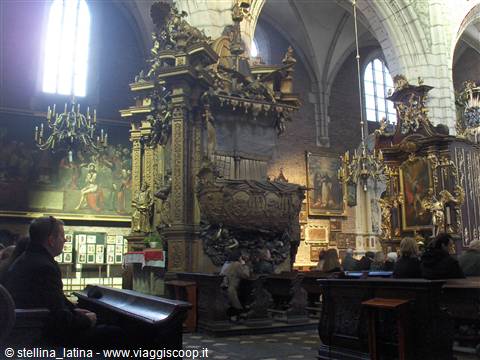 molti interni delle chiese sono rimaneggiate in stile barocco