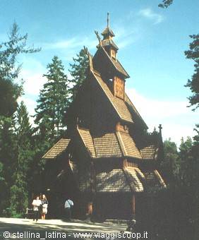 Oslo, chiesa in legno di Gol XIII sec al Norsk Folkemuseum