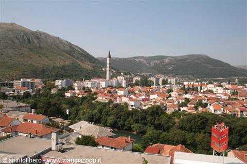 Veduta di Mostar dal minareto mussulmano, visitabile a pagamento.