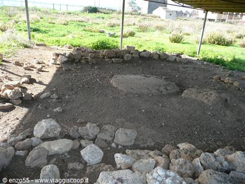 THAPSOS - capanna circolare - età del bronzo medio (XIV-XIII sec. a.C.)