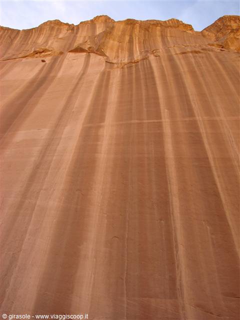 parete rocciosa all'interno di uno wadi