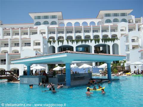 piscina principale e bar, con panoramica del resort