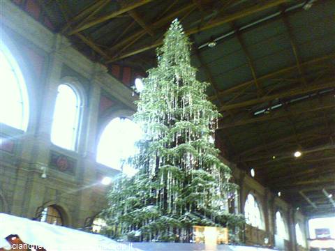 albero di Natale all'interno del mercatino
