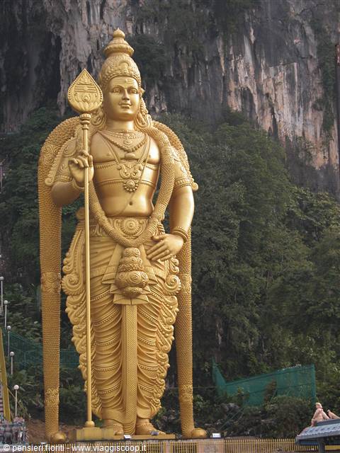 BATU CAVES  la statua indù più alta al mondo