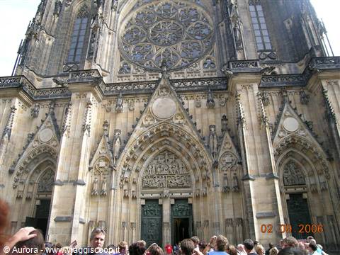 La gigantesca facciata della cattedrale di San Vito