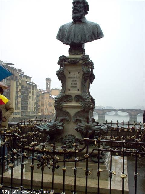 La statua dei lucchetti degli innamorati su Ponte vecchio