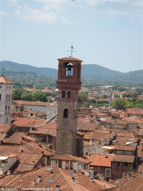 La torre dell'orologio vista dalla torre del Giunigi