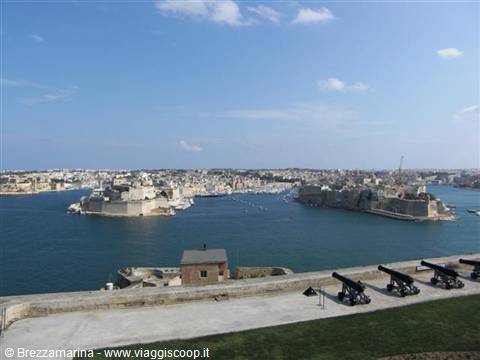 Malta - Valletta - Senglea vista dai giardini Grand Baracca .Panoramica del Grand Harbour 