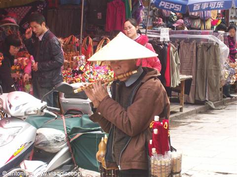 Venditore di flauti a Yangshuo