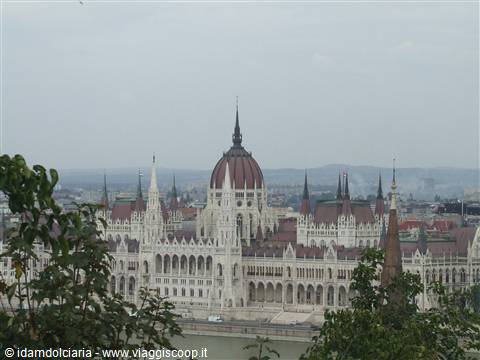 BUDAPEST - Il Parlamento dai gradini del Castello