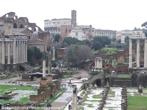 ROMA - Il Foro e,sullo sfondo,il Colosseo
