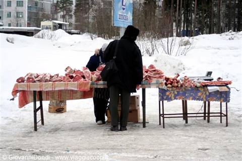 Il mercato di una cittadina kareliana: la carne si vende ovviamente ...congelata