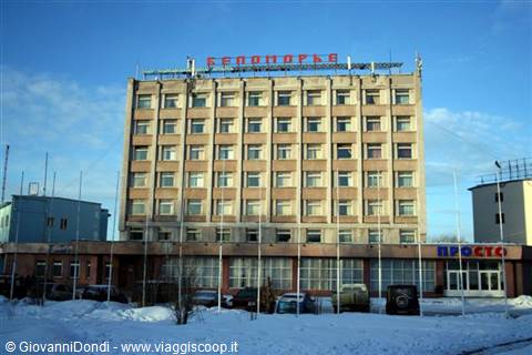 A Kandalaksha c'è un imponente albergo di stampo sovietico