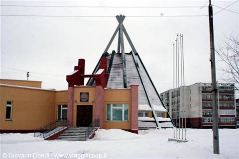 Un patetico Centro culturale Sami, a forma di tenda lappone
