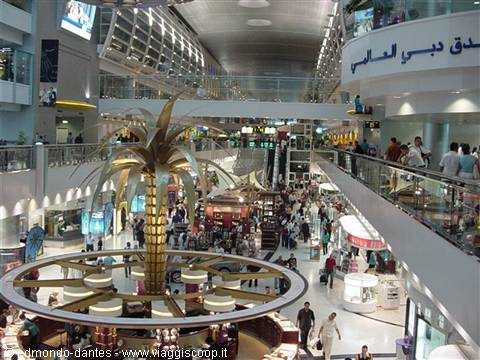 L'aeroporto di Dubai con la palma a lamine d'oro