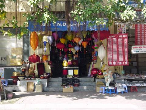 Vendita di lanterne ad Hanoi
