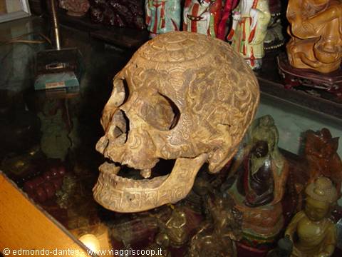 Cranio cesellato di monaco tibetano, in vendita in un negozio cinese di antiquariato
