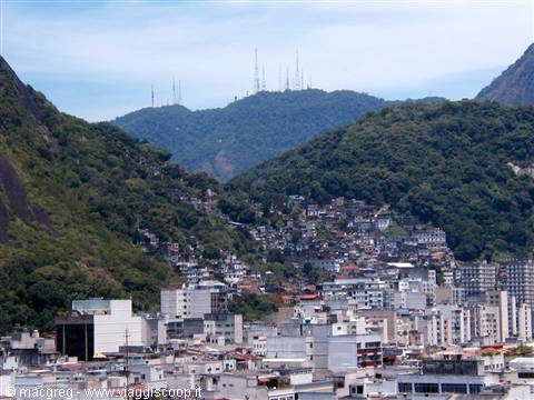 Dalla terrazza dell'hotel: favela