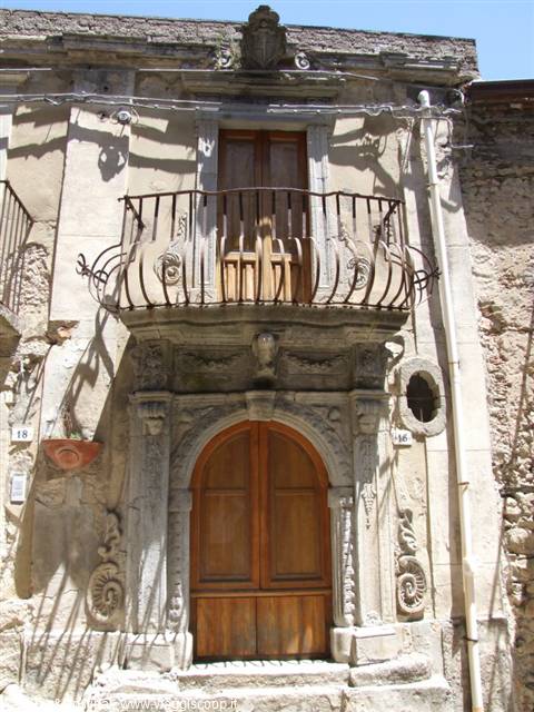 Portale di casa Messina-Ballarino (Barocco '600)