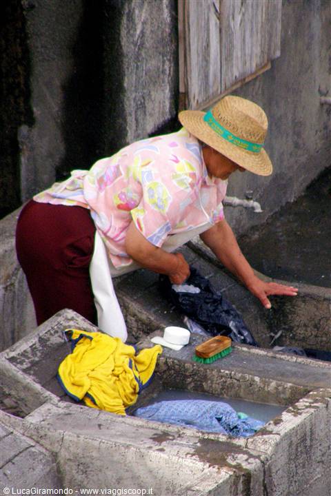 Chipude - donna al lavatoio pubblico