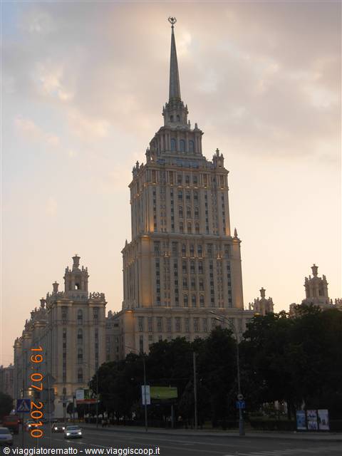 Mosca - hotel Ucraina visto dal fiume Moscova