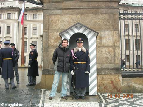 Praga - al castello con la guardia!