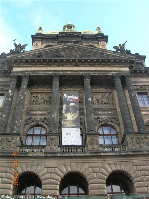 Praga - facciata teatro nazionale