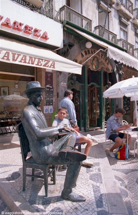 Lisbona - statua davanti lo storico caffè La Brasileira
