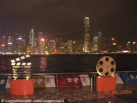 Hong Kong - Victoria harbour in notturna
