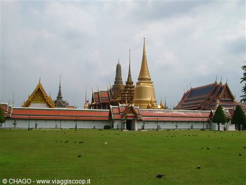 il Wat Phra Kaeo visto da Sanam Luang
