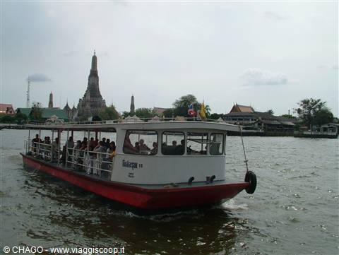 il Wat Arun dal fiume Chao Phraya