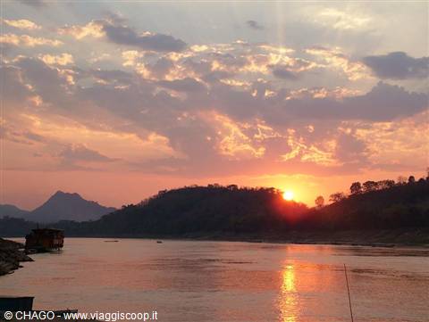 tramonto sul fiume Mekong