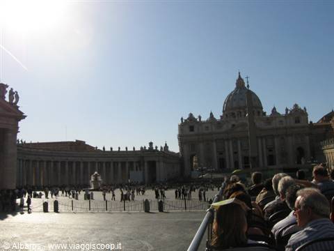 San Pietro, il Cupolone e la piazza abbracciata dal colonnato