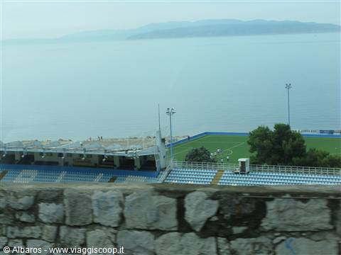 Krk vista da dietro lo stadio di Fiume (Rijeka)