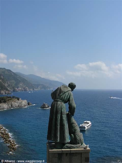 San Francesco si affaccia sul mare di Monterosso