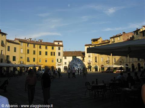 piazza dell'anfiteatro a Lucca
