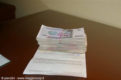 Doveroso passaggio all'ufficio cambio per cambiare 100 Euro per le prime spese