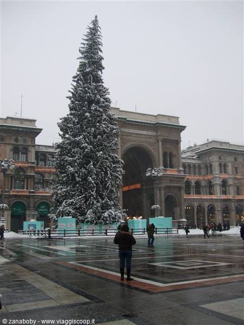 Piazza del Duomo, con l'albero di Natale e l'entrata della Galleria