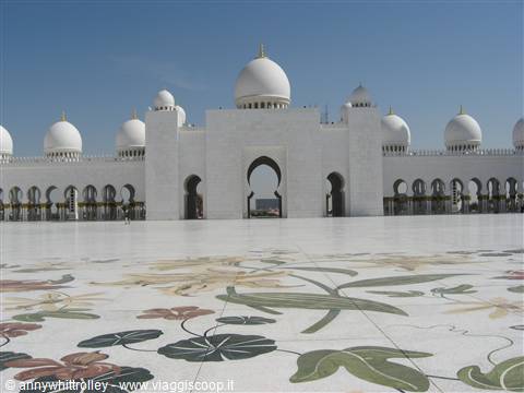 La  moschea di Abu Dhabi