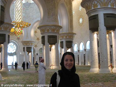 all'interno della moschea di Abu Dhabi