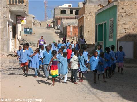 Bambini verso scuola